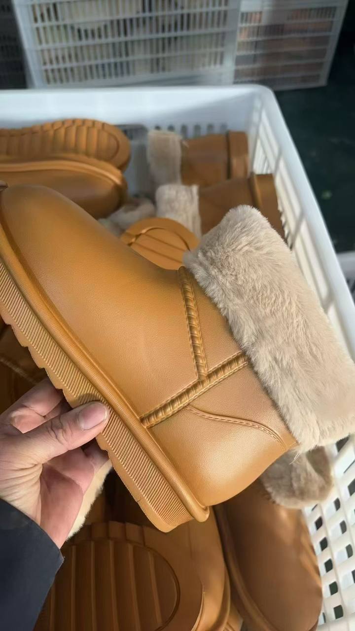 Winter Luxe Unisex Fashion Shoes (MOQ - 1000 pcs)