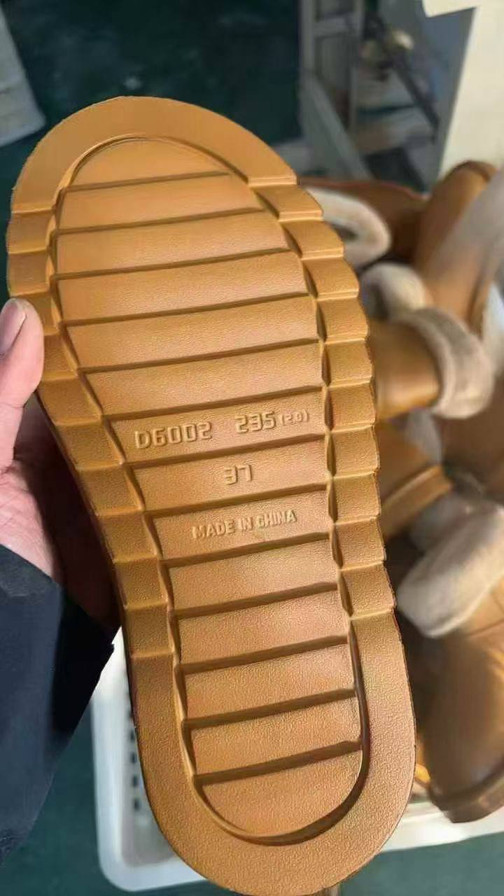Winter Luxe Unisex Fashion Shoes (MOQ - 1000 pcs)