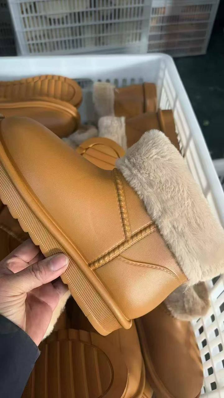 Winter Luxe Unisex Fashion Shoes (MOQ - 1000 pcs)